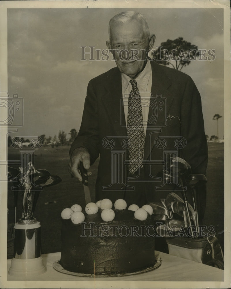 1941 C.H. "Dad" Perry Threw Largest Golf Party in History - Historic Images