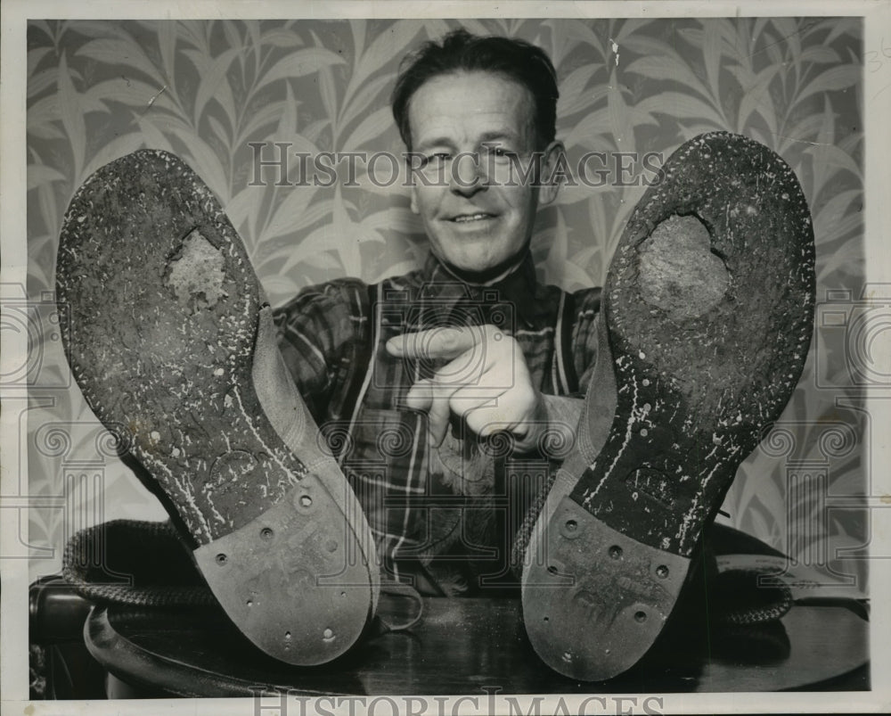 1946 Press Photo &quot;Walking Mike&quot; Doyle w Shoes Worn Hiking Across United States - Historic Images
