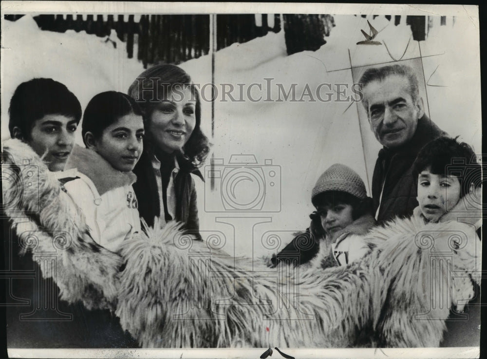 1975 Press Photo The Shah of Iran with Princess Resa Cyrus, Princess Leila-Historic Images