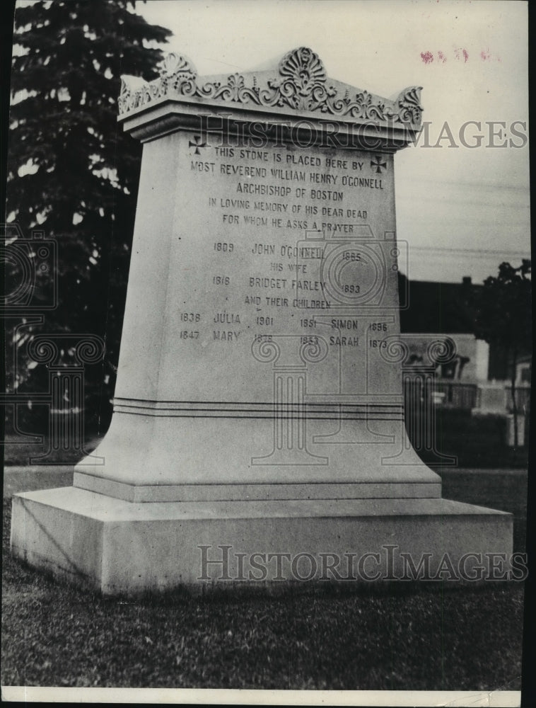 1947 Press Photo Stone placed by Rev.William Henry O'Connell for his dear dead-Historic Images
