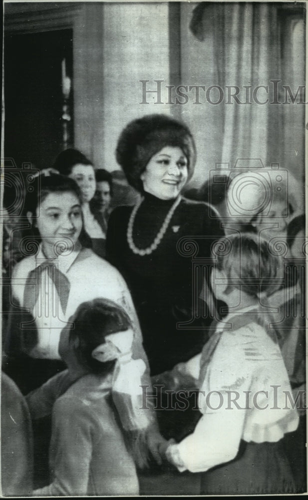 1970 Empress Farah of Iran at Young Pioneers Palace, Leningrad - Historic Images