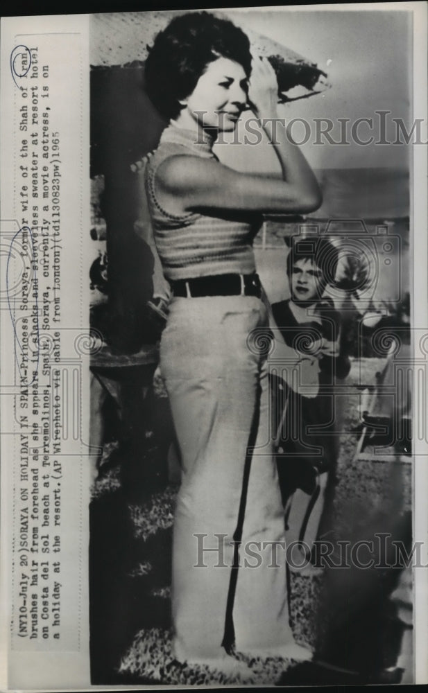 1965 Press Photo Ex-Queen Soraya of Iran at Terremolinos Beach Resort, Spain-Historic Images