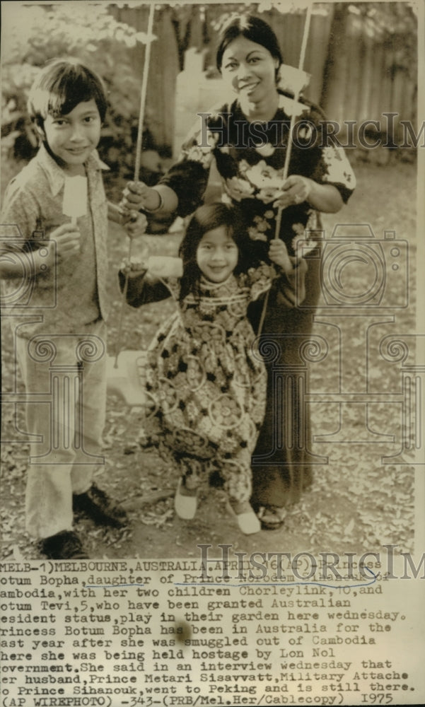 1975 Press Photo Prince Norodom Sihanouk of Cambodia Family in Australia-Historic Images