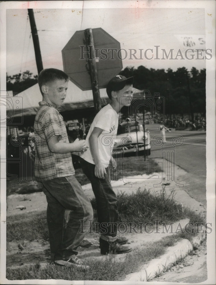 1955 Press Photo Allen Thomas, Lee Stanford watching Soap Box Derby - Historic Images