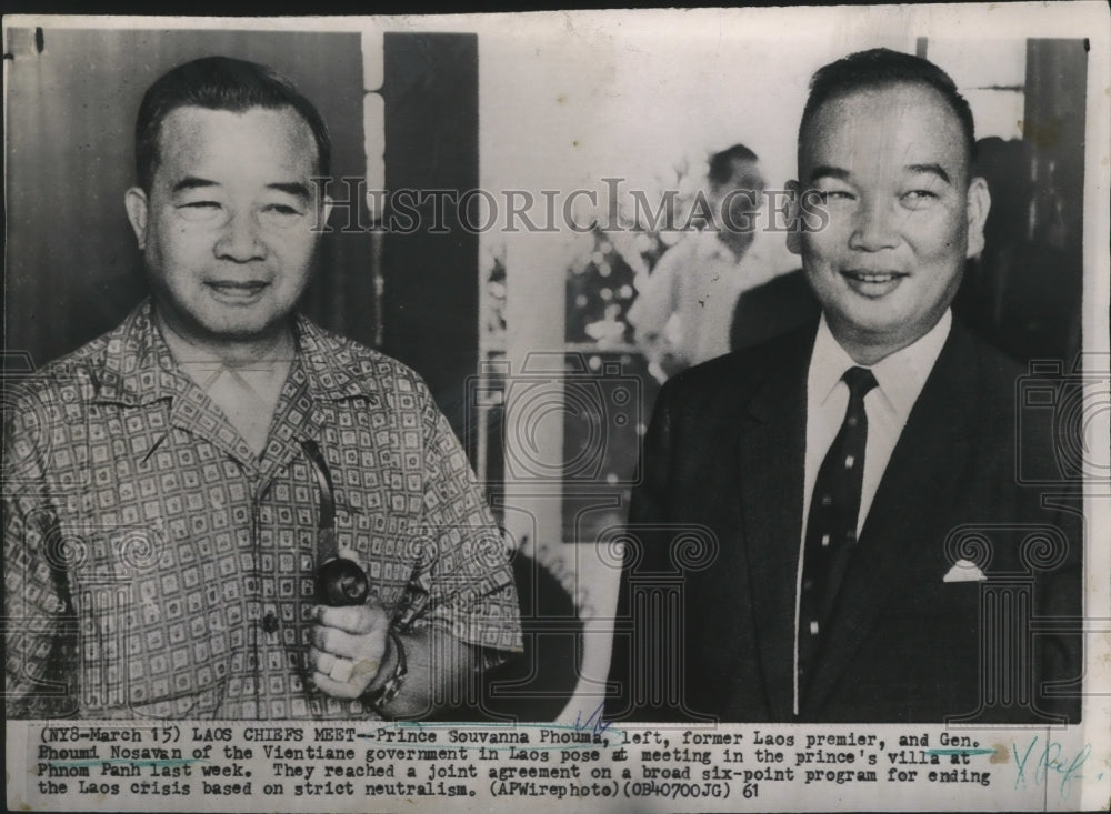 1962 Press Photo Prince Souvanna Phouma & Gen Fneumi Nosavan Pose at Meeting-Historic Images