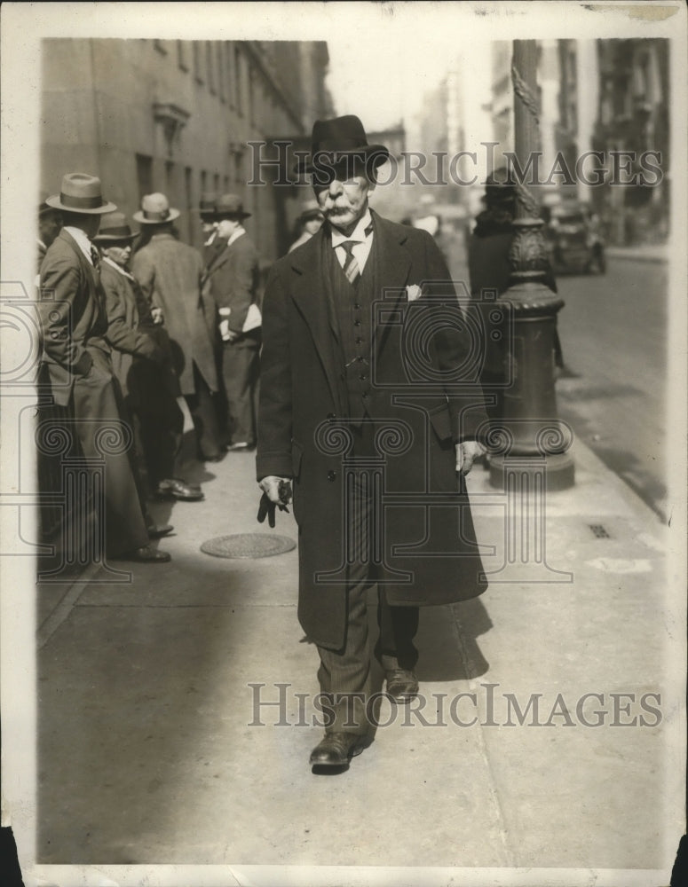 1930 Press Photo W.J. O'Brien Arrives at St. Thomas' Church for Funeral Services - Historic Images