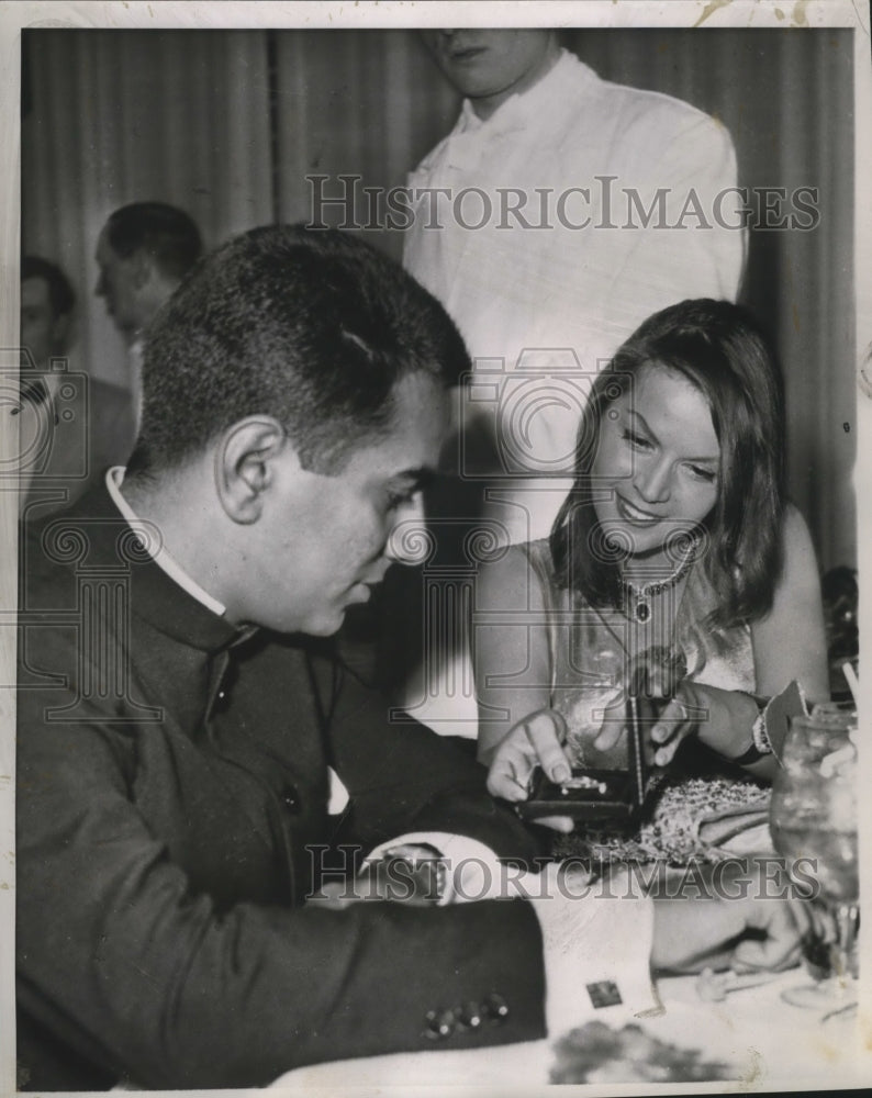 1959 Actress Eva Bartok, Prince Shiv of India, Saint Vincent Dinner - Historic Images