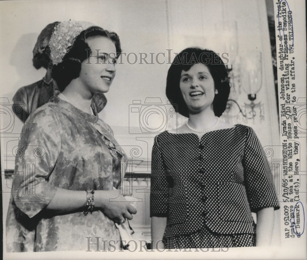 1965 Press Photo Lynda Bird Johnson Gave Tea at White House for Visitor-Historic Images