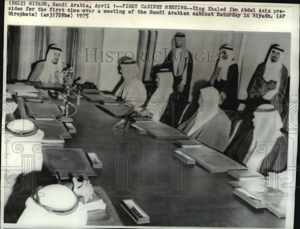 1975 King Kaled Ibn Abdel Aziz Presides First Time Over Meeting - Historic Images