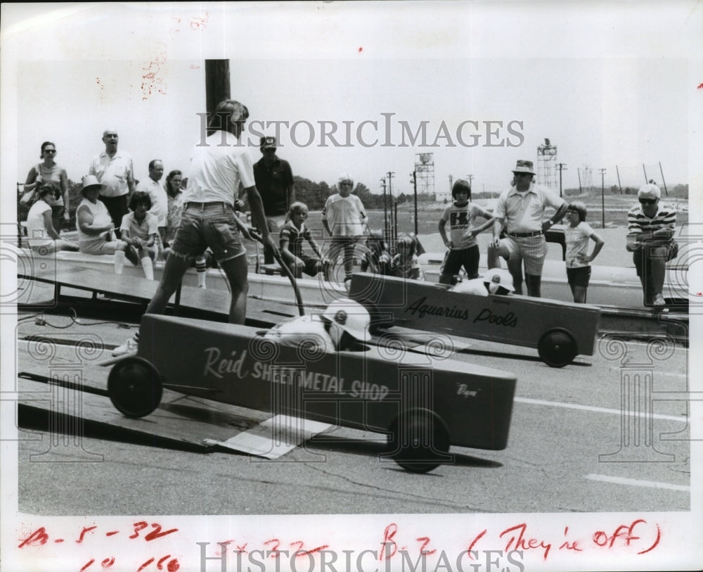 1977 Press Photo Soap Box Derby drivers prepare for race - nef58159-Historic Images