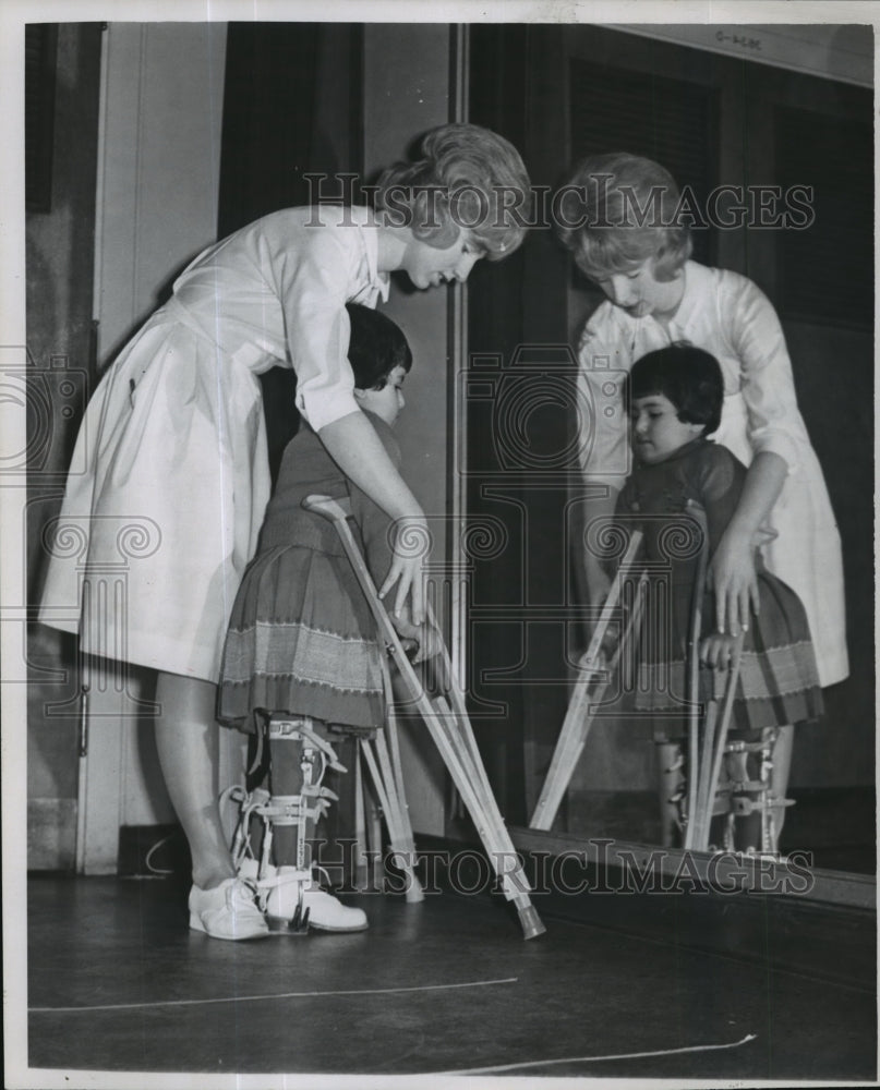 1963 Press Photo Susan Dolan assisting Princess Abdulla Madawi - nef58374 - Historic Images