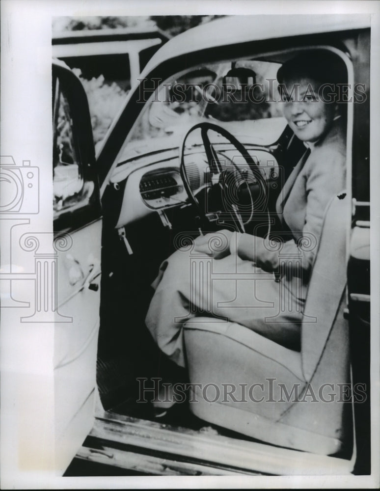 1956 Press Photo Princess Beatrix arrives at The International Horse Show-Historic Images