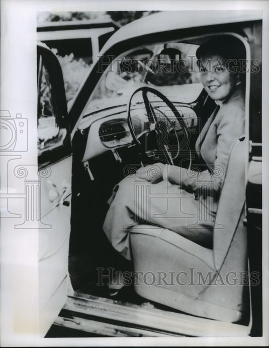 1956 Press Photo Princess Beatrix arrives at The International Horse Show-Historic Images