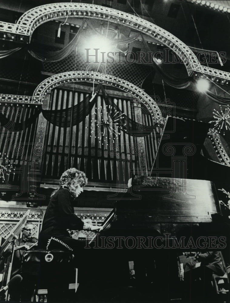 1973 Press Photo Pianist Elana Vered on "Evening at Pops" PBS - nef58632 - Historic Images