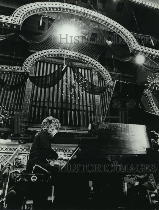 1973 Press Photo Pianist Elana Vered on "Evening at Pops" PBS - nef58632 - Historic Images