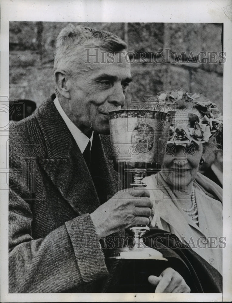 1946 Lord and Lady Astor drink to the memory of Sir Francis Brake - Historic Images