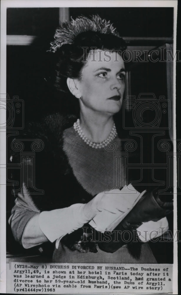 1963 Press Photo The Duchess of Argyll shown at her hotel in Paris - nef59028-Historic Images