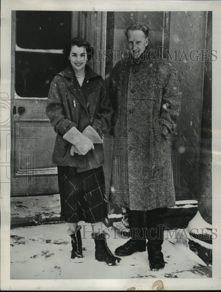 1953 Press Photo The Earl and Countess of Dalkeith in Bowhill House - nef59031-Historic Images