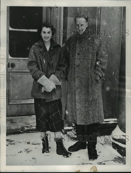 1953 Press Photo The Earl and Countess of Dalkeith in Bowhill House - nef59031-Historic Images