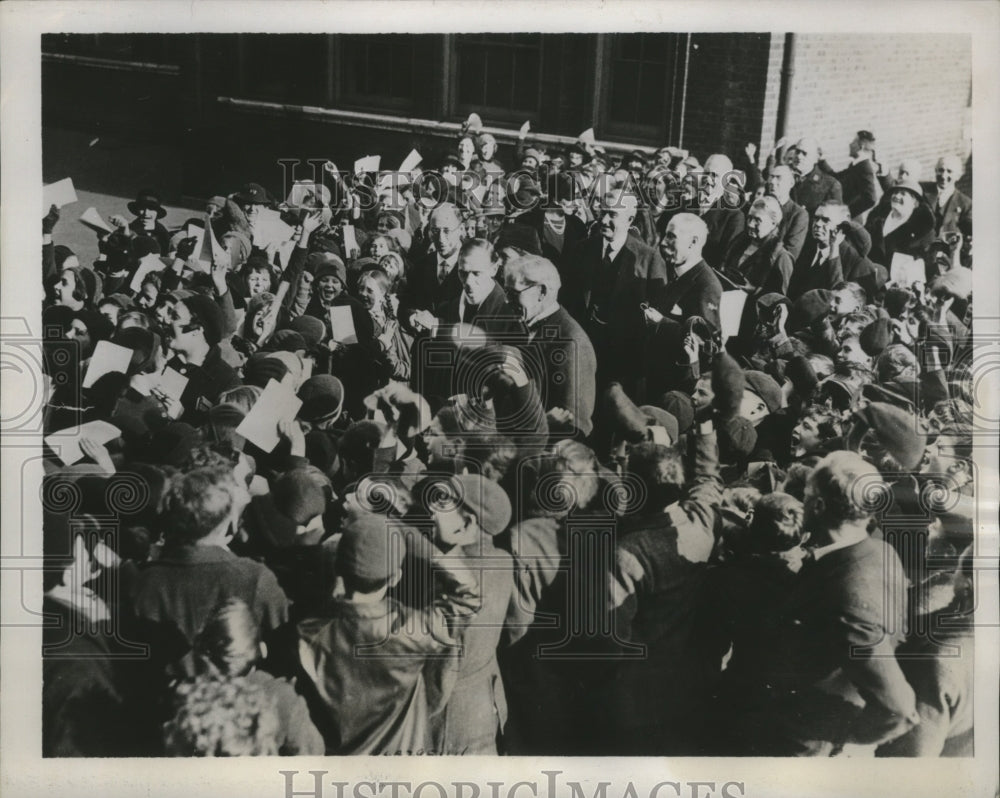 1935 Ramsay MacDonald, Minister of Great Britain visit Oxford School - Historic Images