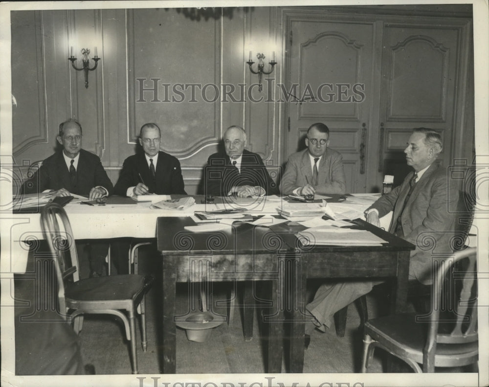 1932 Press Photo Business Men Protest Government Rivalry - nef59229-Historic Images