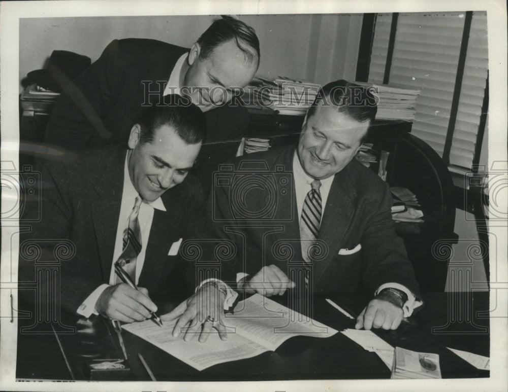 1955 Press Photo Lou Boudreau signs contract to manage Kansas City team-Historic Images