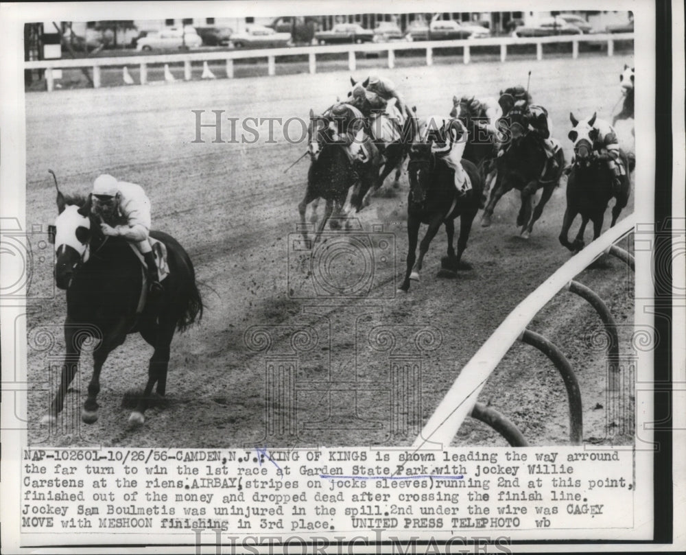 1956 Press Photo King of Kings leads the way around the far turn to win-Historic Images