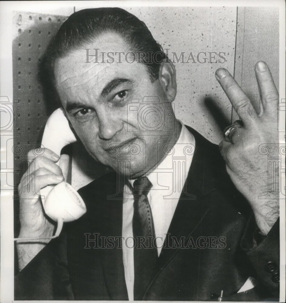 1961 George Wallace, Gov. of Alabama gestures Victory Sign - Historic Images