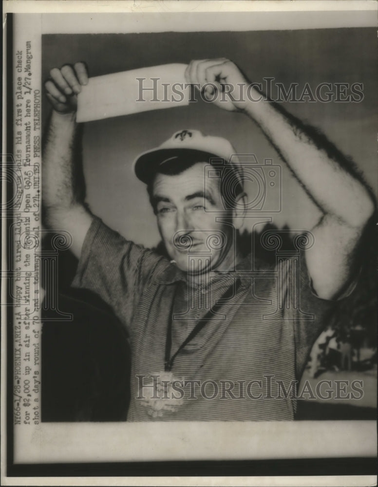 1952 Lloyd Mangrum won the Phoenix Golf Tournament holds his check - Historic Images