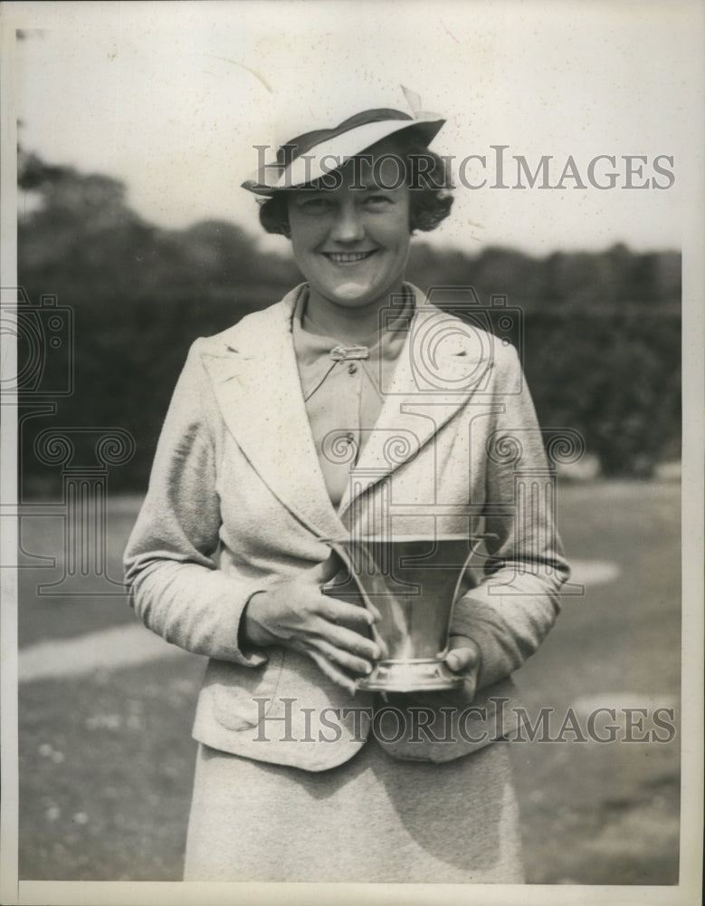 1937 Press Photo Mrs.Marion Turpie with her trophy in L.I Medal Play-Historic Images