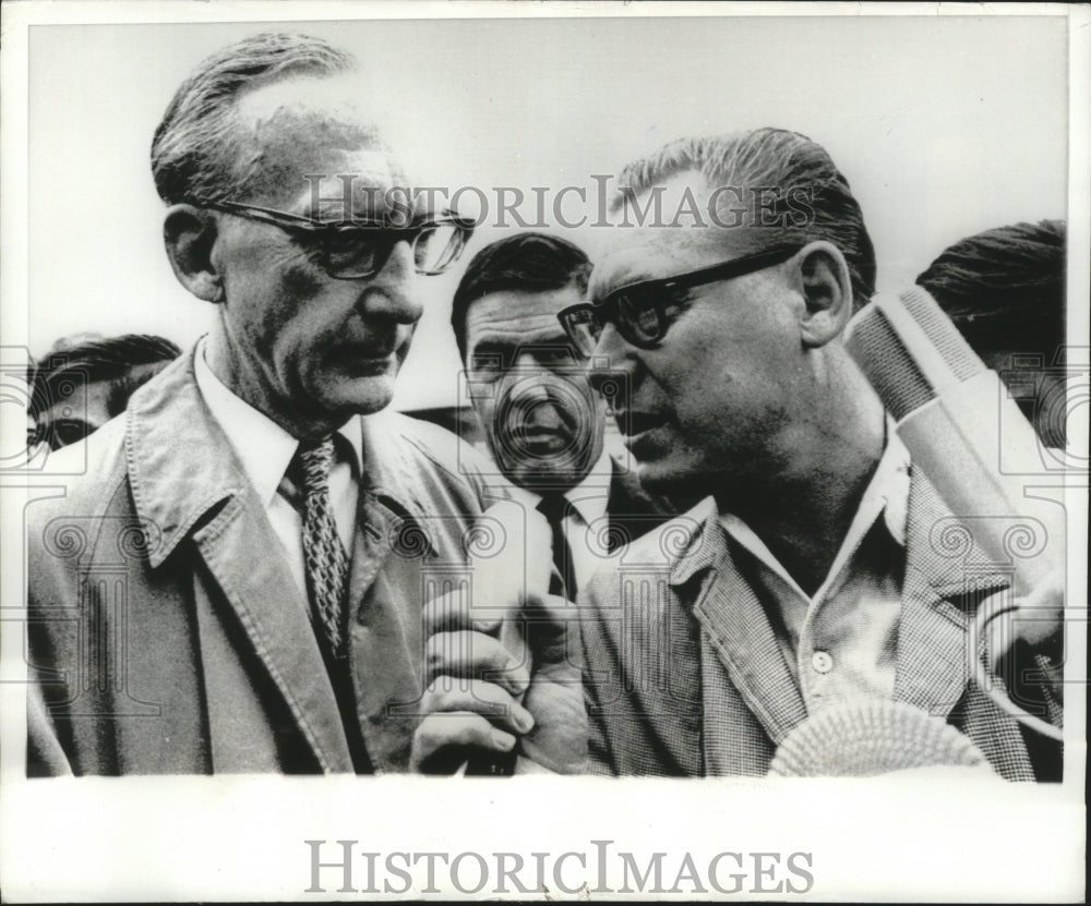 1970 Press Photo Ehrenfried Von Holleben with radio reported Gottfried Hoster-Historic Images