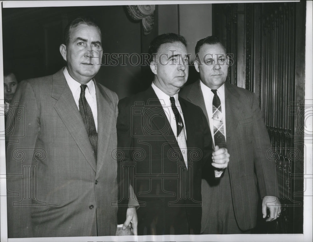 1957 Press Photo Orville Hodge,Ill. State Auditor escorted with Federal Judge-Historic Images