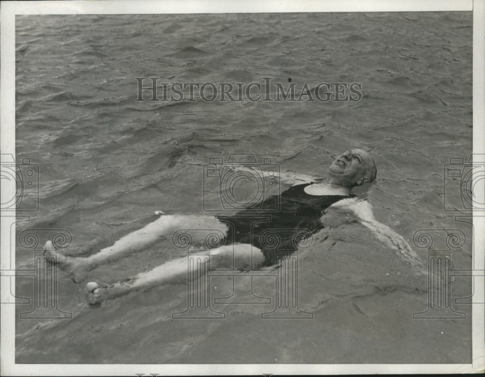 1938 Press Photo Alfred Smith on vacation at Sea Spray Beach at Palm Beach-Historic Images