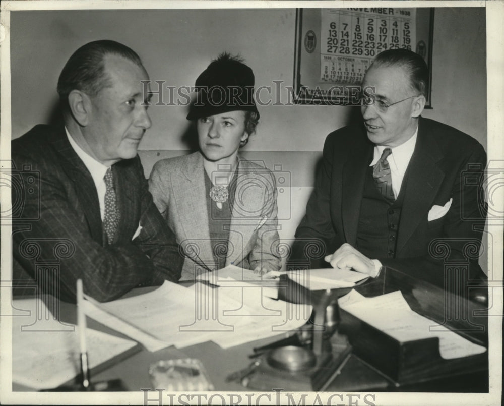 1938 Winn, Mr. and Mrs. Barbour as the kidnapping story was unfolded - Historic Images