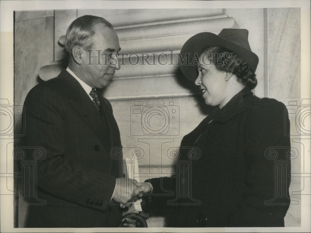 1939 Press Photo Minerva Barnardino Congratulated by Don Andres Pastoriza-Historic Images