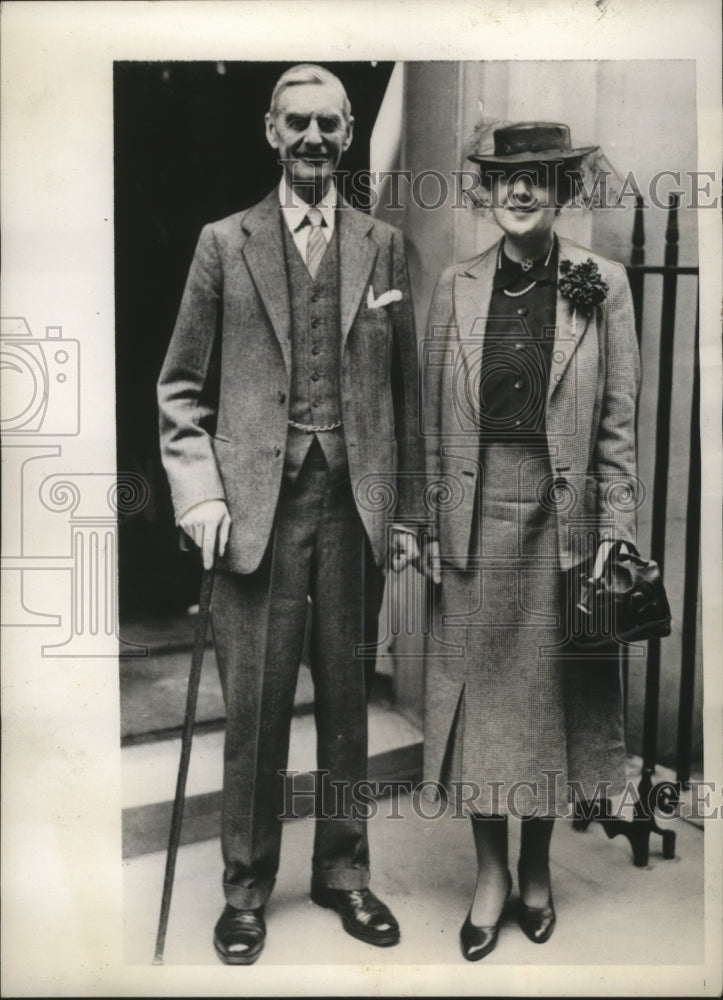 1940 Mr & Mrs Neville Chamberlain at 11 Downing Street, London - Historic Images