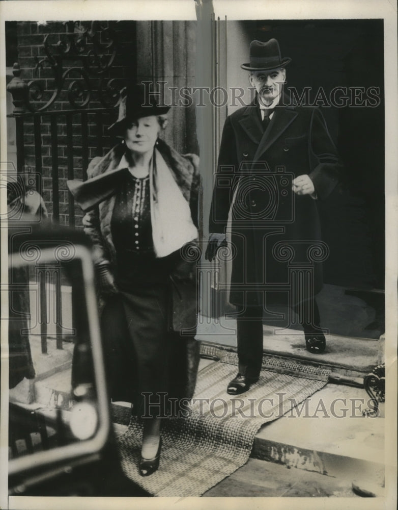1939 Mr & Mrs Neville Chamberlain Prime Minister Leave 10 Downing St - Historic Images