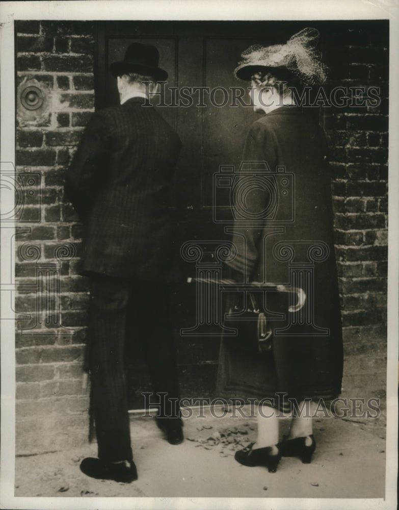 1939 Press Photo Mr &amp; Mrs Neville Chamberlain Prime Minister Enter 10 Downing St - Historic Images