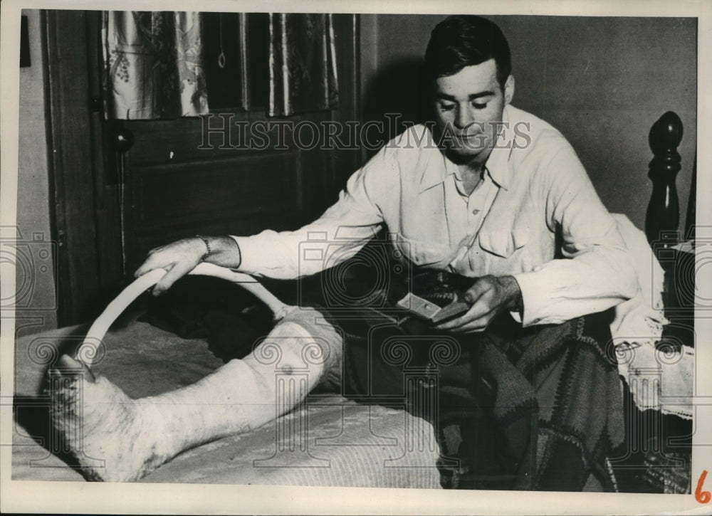 1951 Press Photo Richard P. Cassity recovering from leg wound suffered in Korea-Historic Images