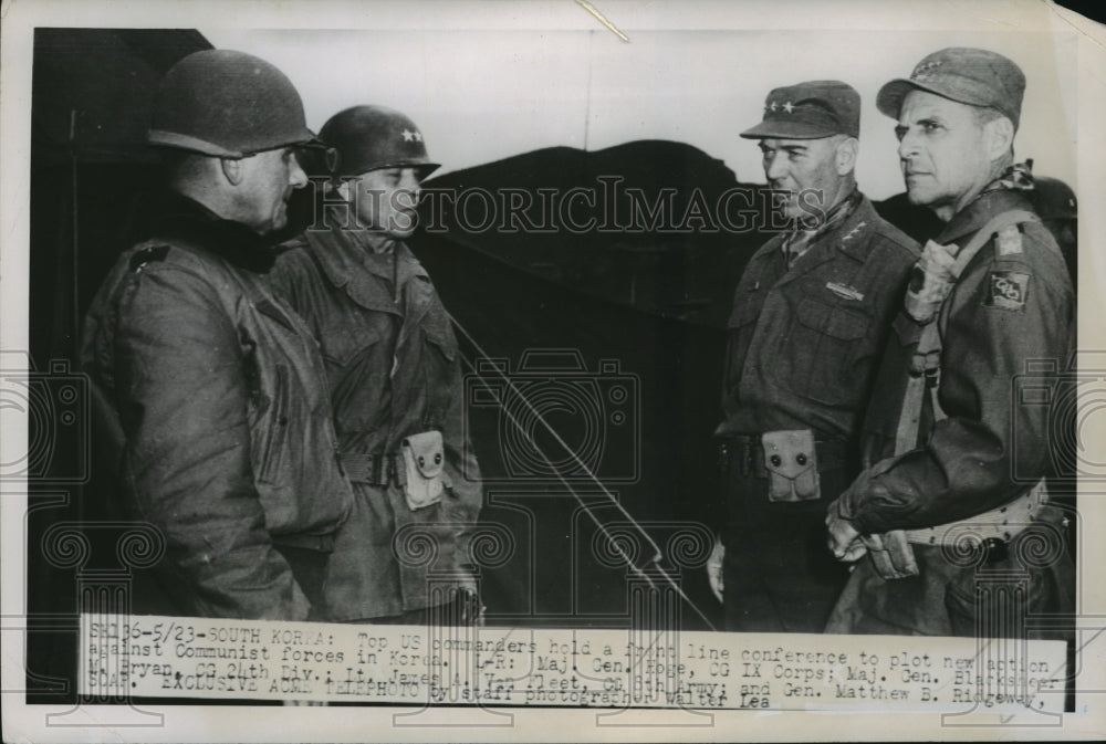 1951 Press Photo US commanders hold a front line conference - Historic Images