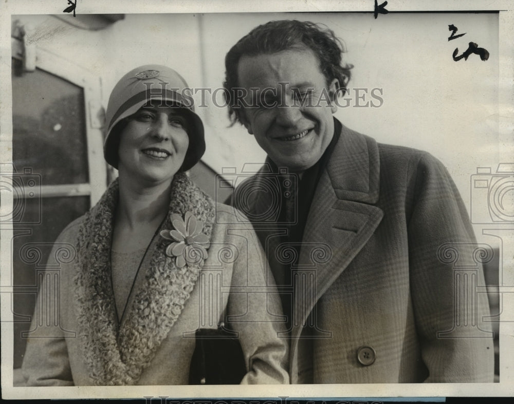 1927 Press Photo Paul Ash and wife arrived on the S.S. Leviathian - nef60696 - Historic Images