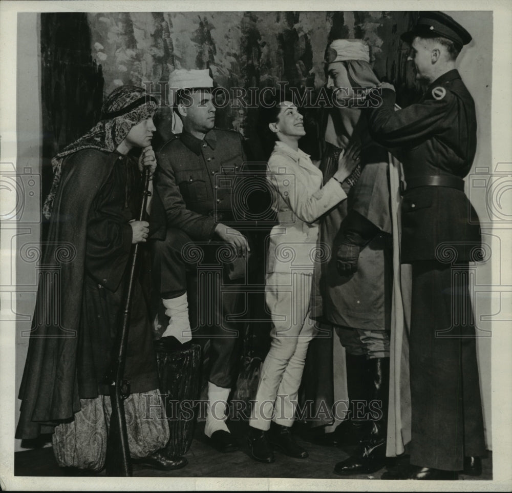 1943 Press Photo U.S Army helps Civic Opera Meet Manpower Problem - nef60708- Historic Images