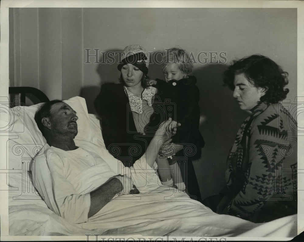 1933 Press Photo F.F. Loring in Hospital Talking with 2 Daughters of the Tragedy-Historic Images