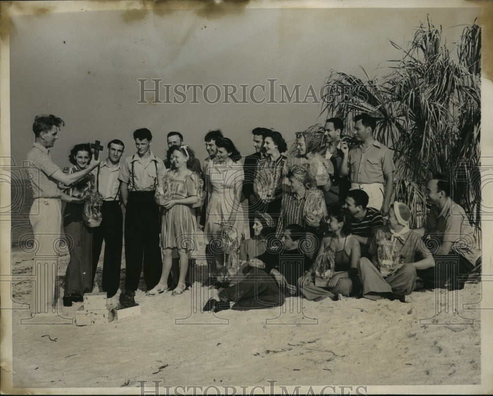 1940 Press Photo Clinton Washburn Passes Out Candy Crosses to Newly-Wed Guests - Historic Images