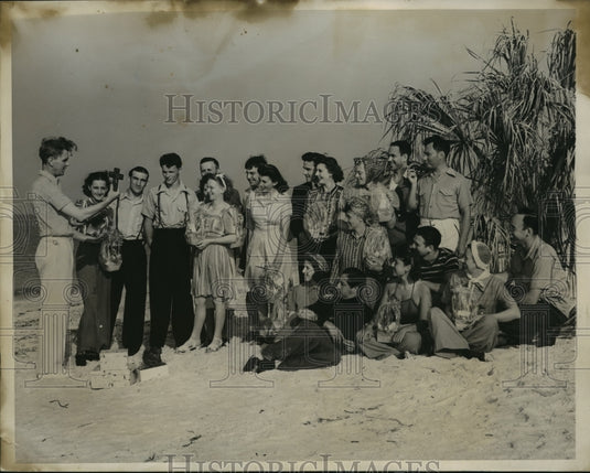 1940 Press Photo Clinton Washburn Passes Out Candy Crosses to Newly-Wed Guests - Historic Images