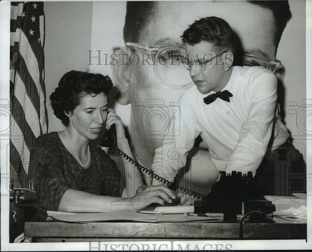 1961 Press Photo Paul Simon, wife Jeanne, at Simon for Senator Headquarters-Historic Images