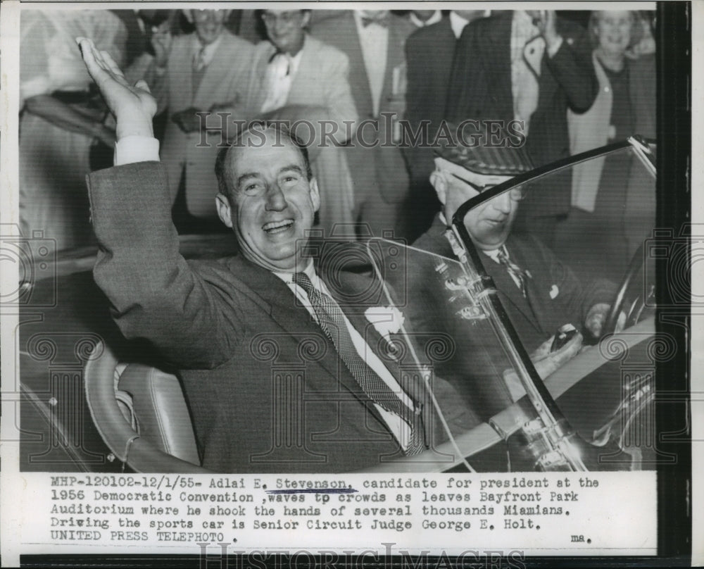 1955 Press Photo Stevenson waves to crowds as he leaves Bayfront Park Auditorium - Historic Images