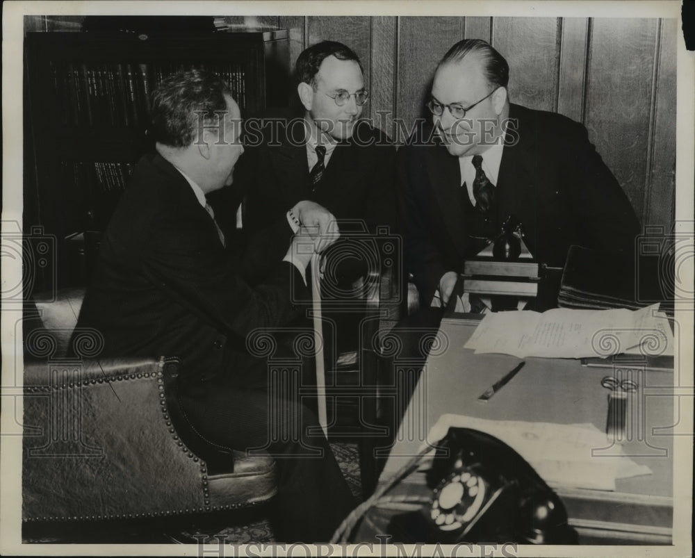 1939 Press Photo Joe Hanley, Abbot Moffat, Oswald Heck Confer on NY Legislature - Historic Images