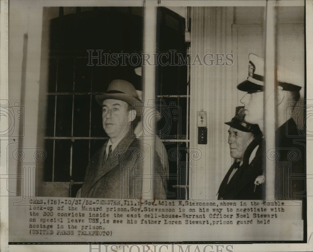 1952 Press Photo Gov. Adlai Stevenson in his double lock up of the Menard Prison-Historic Images