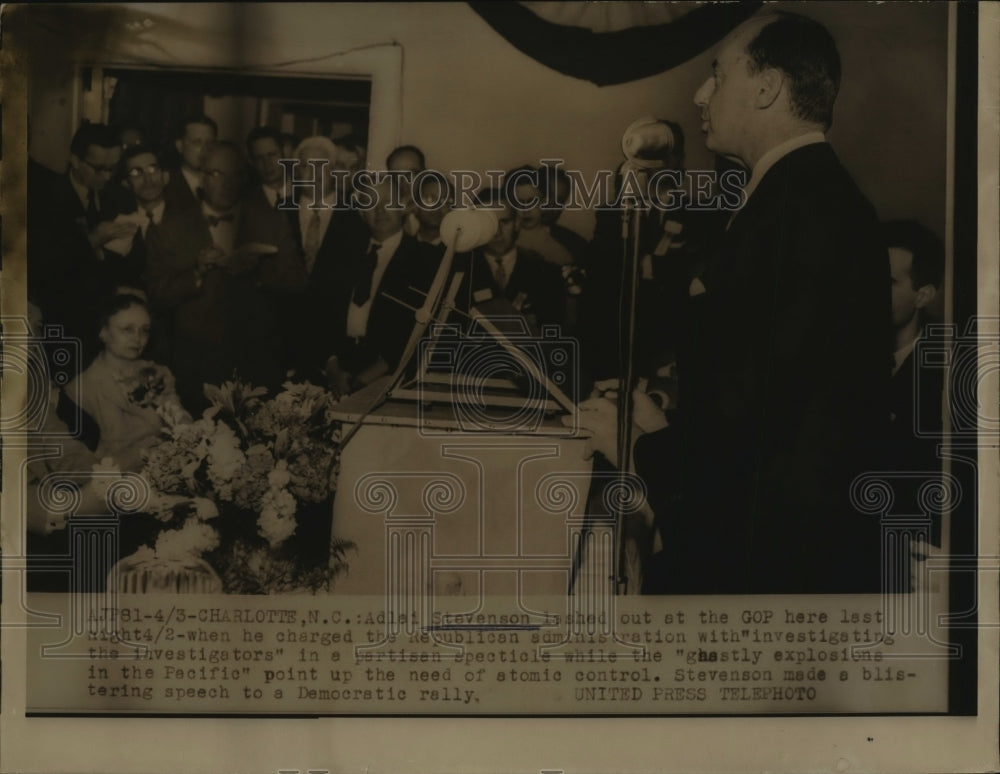 1954 Press Photo Adlai Stevenson lashes out at GOP at a conference - nef60958-Historic Images